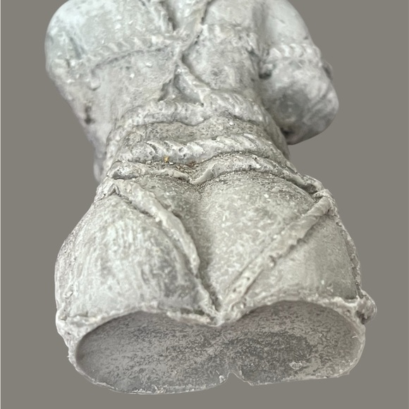 Gray “woman” candle 🕯️ FIRM PRICE, FIRST COME FIRST SERVE NO OFFERS🗣️ - Picture 7 of 8